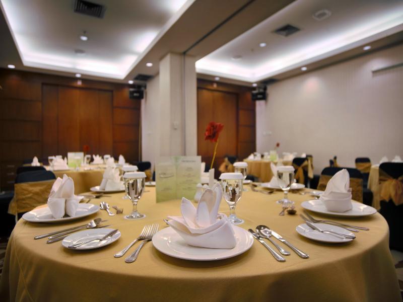 Royal Palm Hotel & Conference Center Cengkareng Jakarta Eksteriør billede